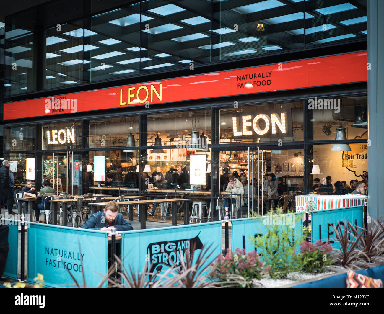 Der Leon gesunde & gesunde Fastfood-Restaurant im Londoner Spitalfields Market Development in der City of London. Stockfoto
