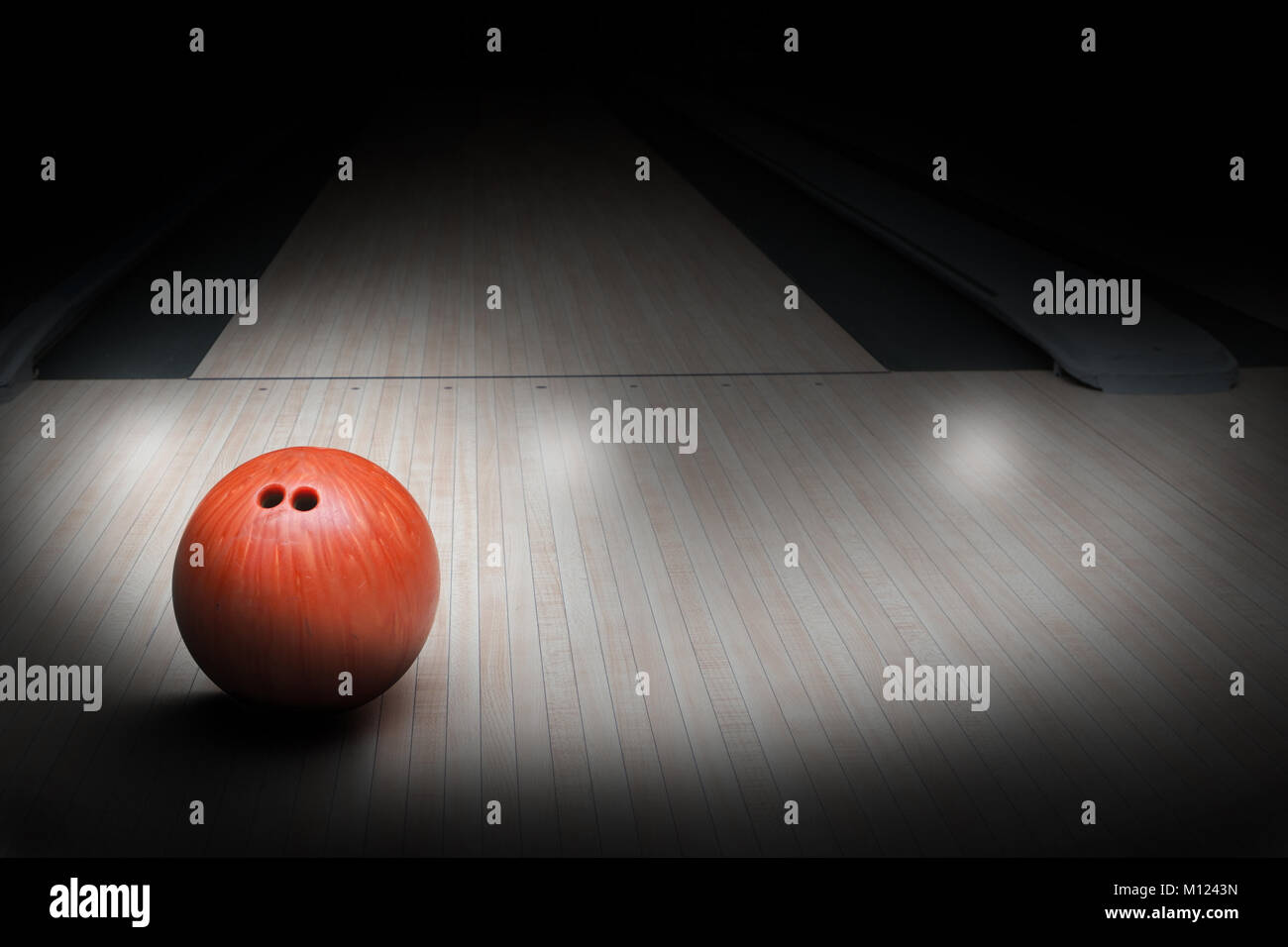 Bowling Ball auf Hartholz Kegelbahn mit speziellen Ort Lichteffekt. Fokus auf den Vordergrund Ball mit kopieren. Stockfoto