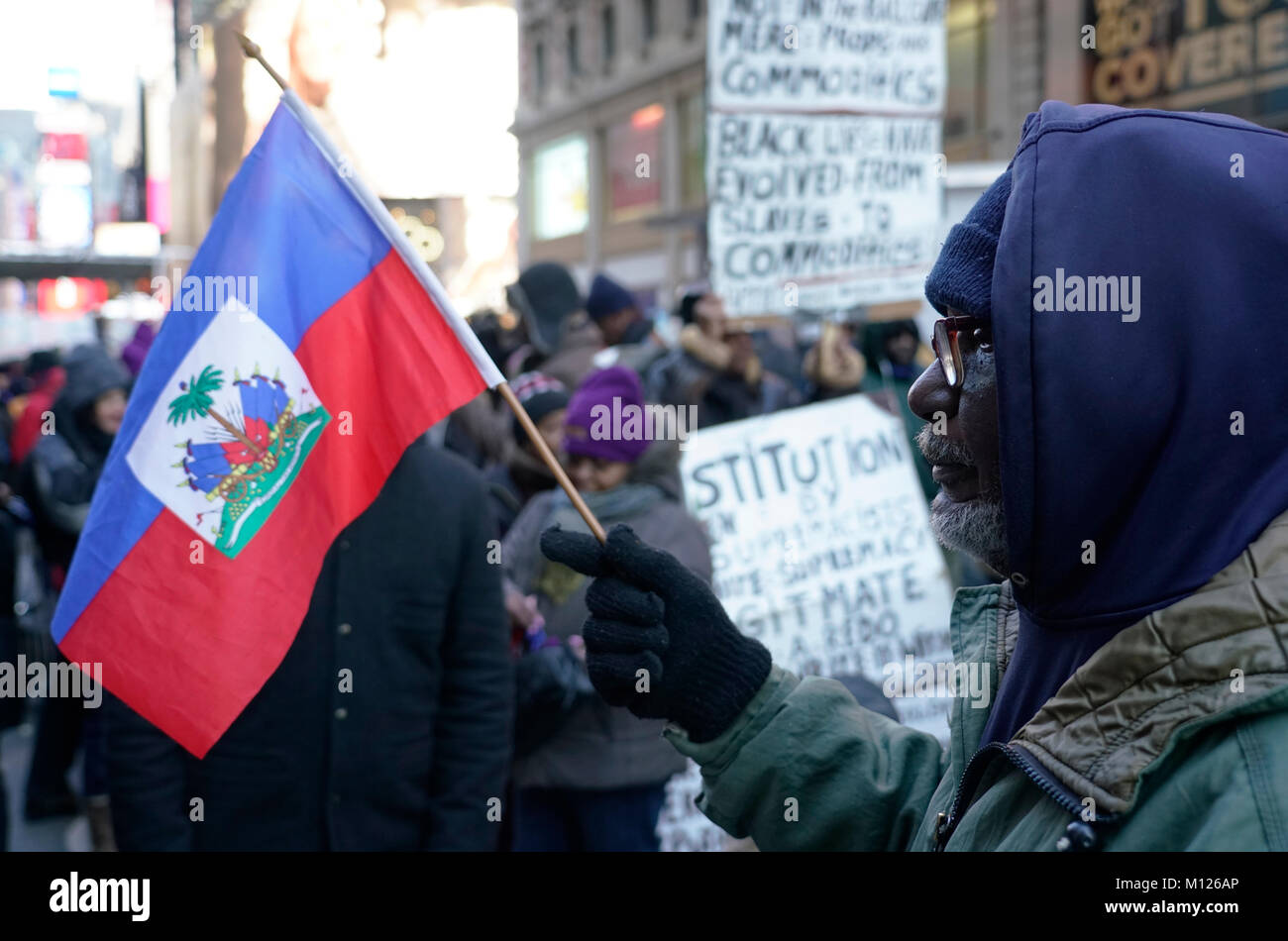 Ein demonstrant mit einem Haitianischen Flagge in einer Kundgebung gegen Rassismus und Präsident Trumpf der abwertenden Kommentare über Haiti und Afrikanischen Nationen. New York City, USA. Stockfoto