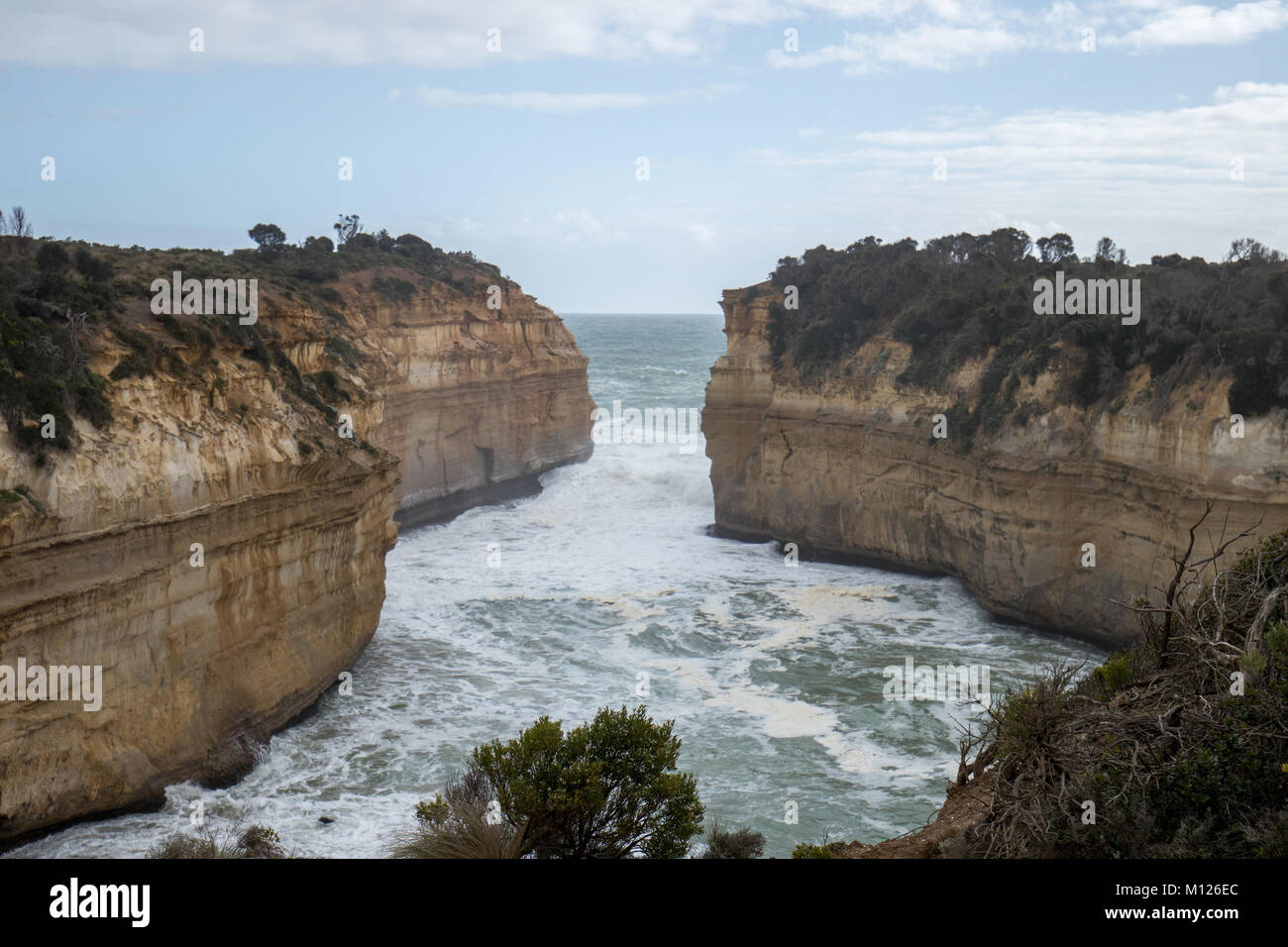 Malerische Kalksteinklippen und erodierte Küstenformationen entlang der Great Ocean Road, Victoria, Australien - ein zeitloses Naturwunder, das durch Wind und W geformt wird Stockfoto