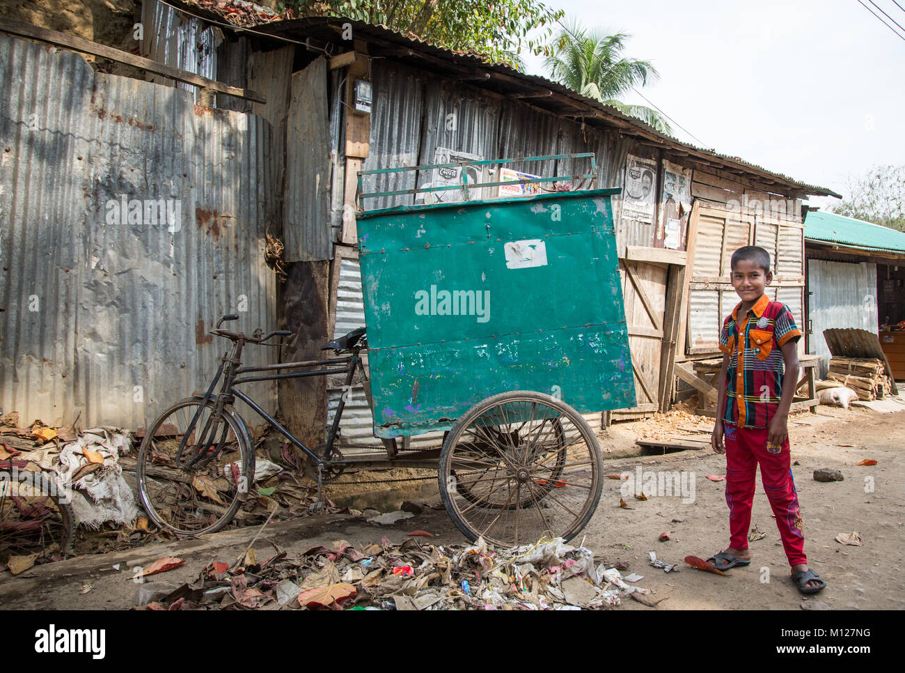 Bangladeshi Junge auf einem Markt mit seiner Lieferung bike Stockfoto