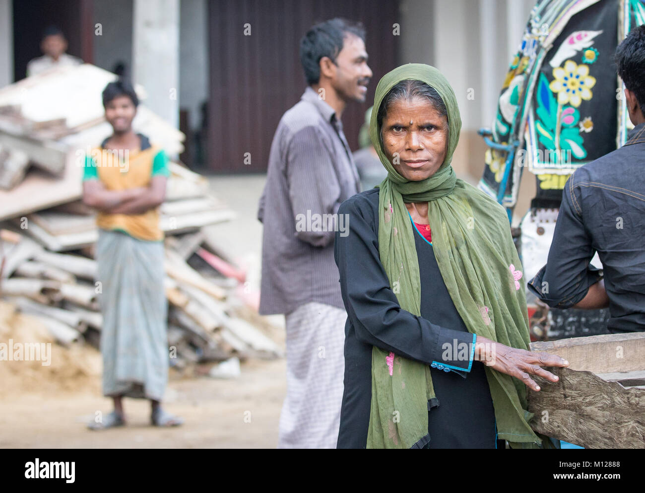 Alte Dame auf einem Markt in Chittagong Stockfoto