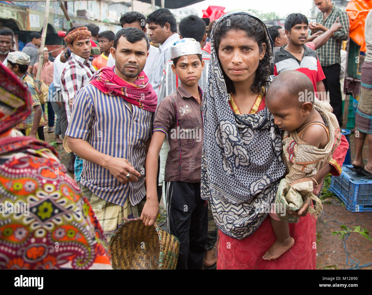Frau mit ihrem Baby an einem Fischmarkt Stockfoto
