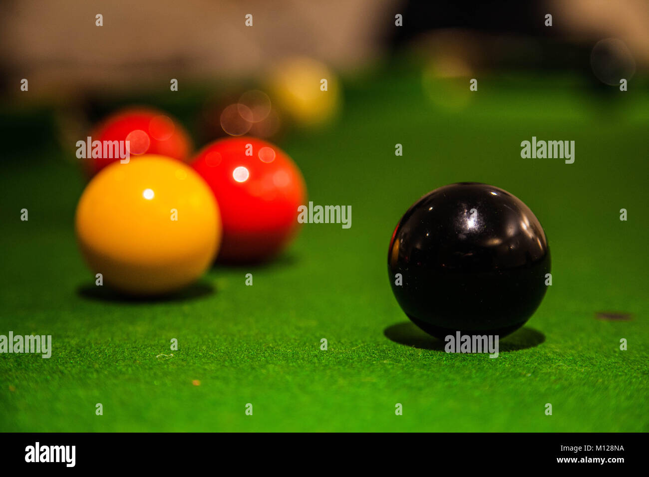 Closeup Bild der schwarze, gelbe und rote Kugeln auf einem Billardtisch Stockfoto
