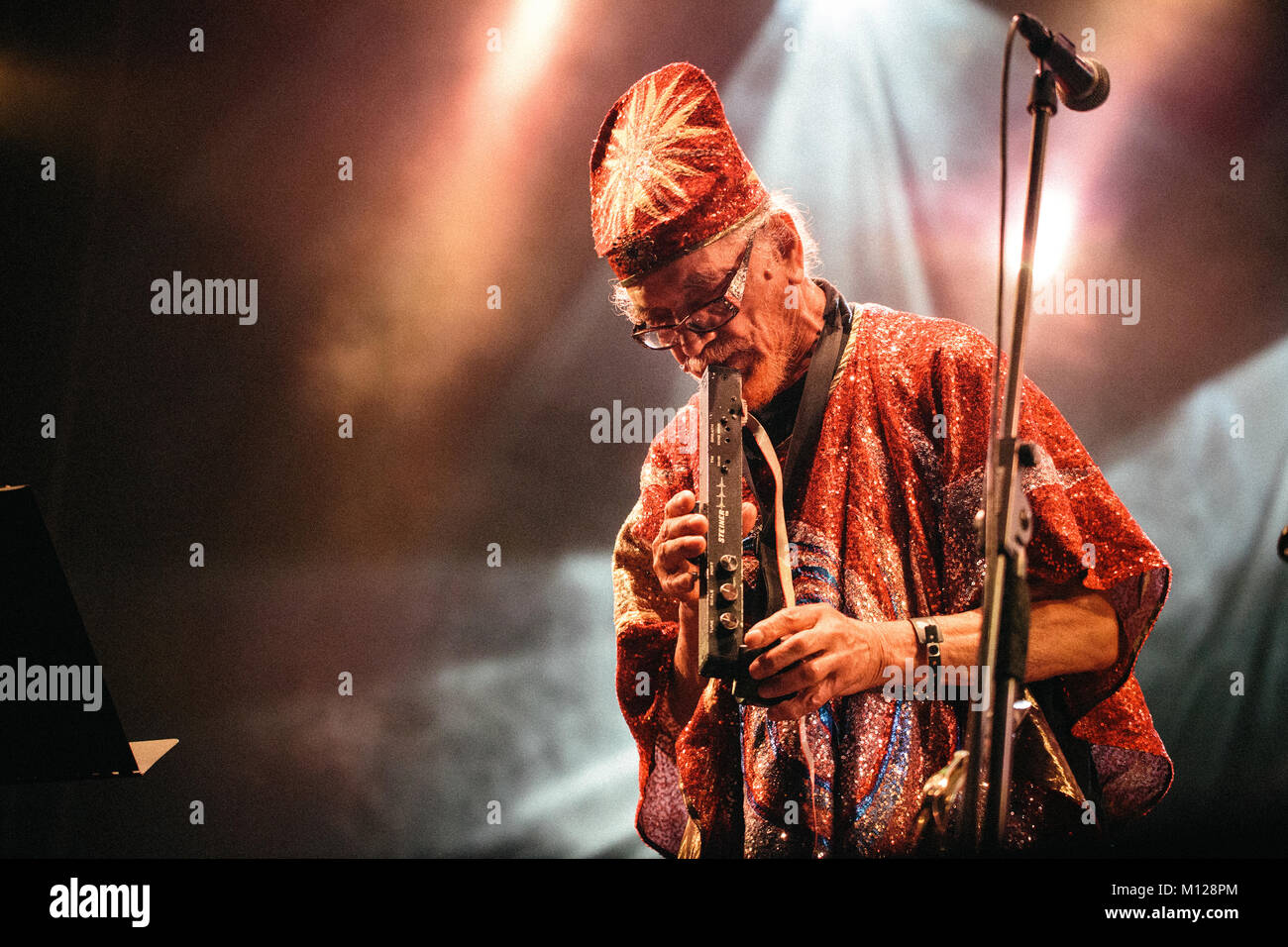 Die amerikanische Avantgarde Jazz Gruppe Sun Ra Arkestra führt ein Live Konzert in der polnischen Musik Festival Off Festival 2015 in Kattowitz. Nach dem Tod Sun Ra Arkestra im Jahr 1993 hatte die von verschiedenen Bandleaders und ist heute unter der Leitung von saxophonist Marshall Allen (siehe Bild). Polen, 08/08 2015. Stockfoto