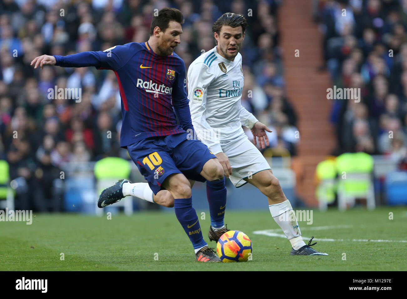 MADRID, Spanien. Dezember 23, 2017 - Lionel Messi mit der Kugel und Mateo Kovacic. Real Madrid konnte das Jahr heraus zu schließen, indem sie behaupten, Sieg in El Cl Stockfoto