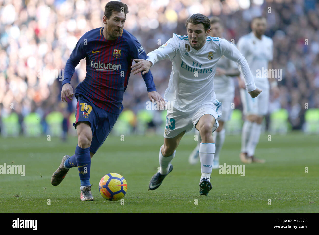 MADRID, Spanien. Dezember 23, 2017 - Lionel Messi mit der Kugel und Mateo Kovacic. Real Madrid konnte das Jahr heraus zu schließen, indem sie behaupten, Sieg in El Cl Stockfoto