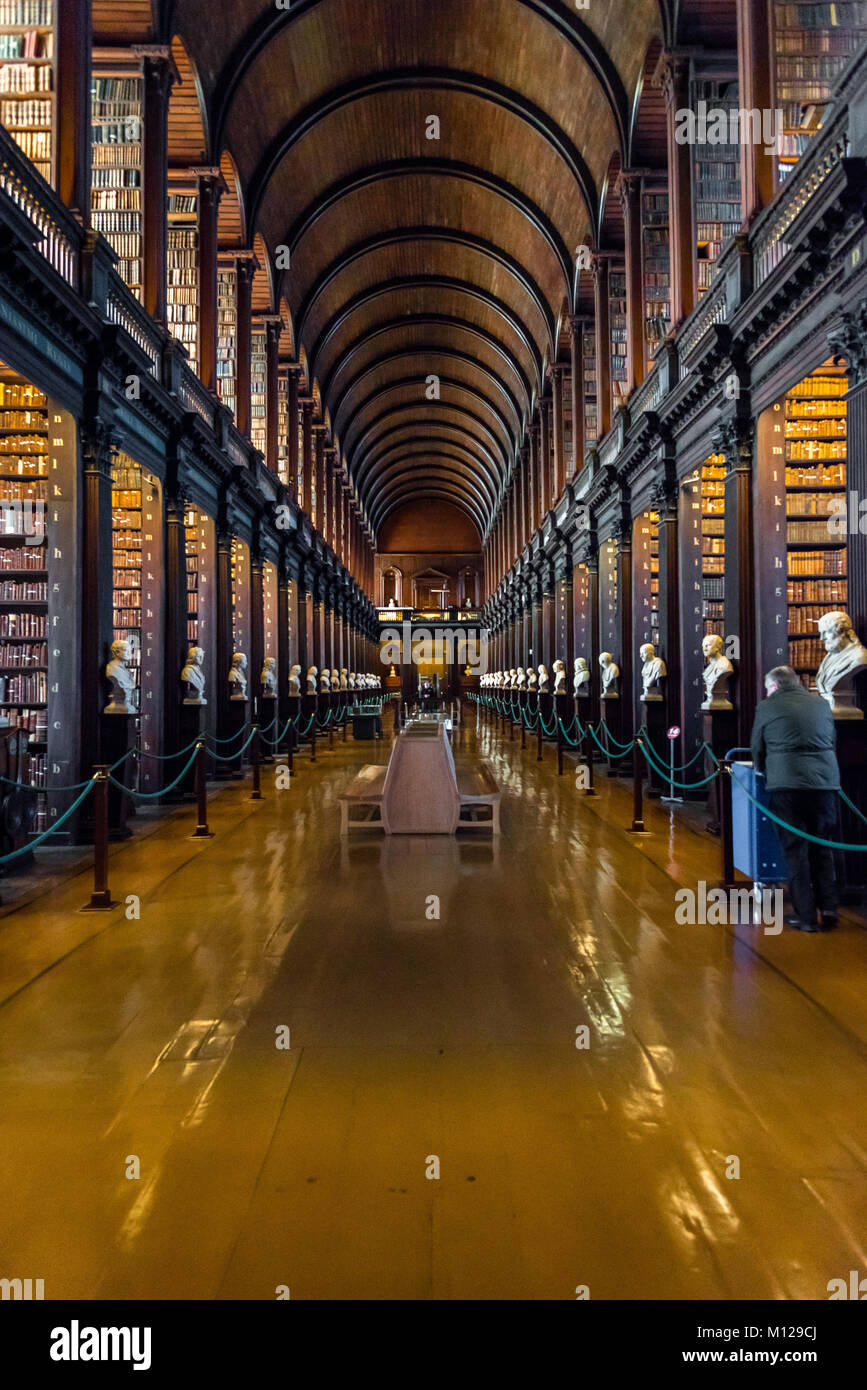 Die langen Raum in der alten Bibliothek, Trinity College, Dublin Stockfoto