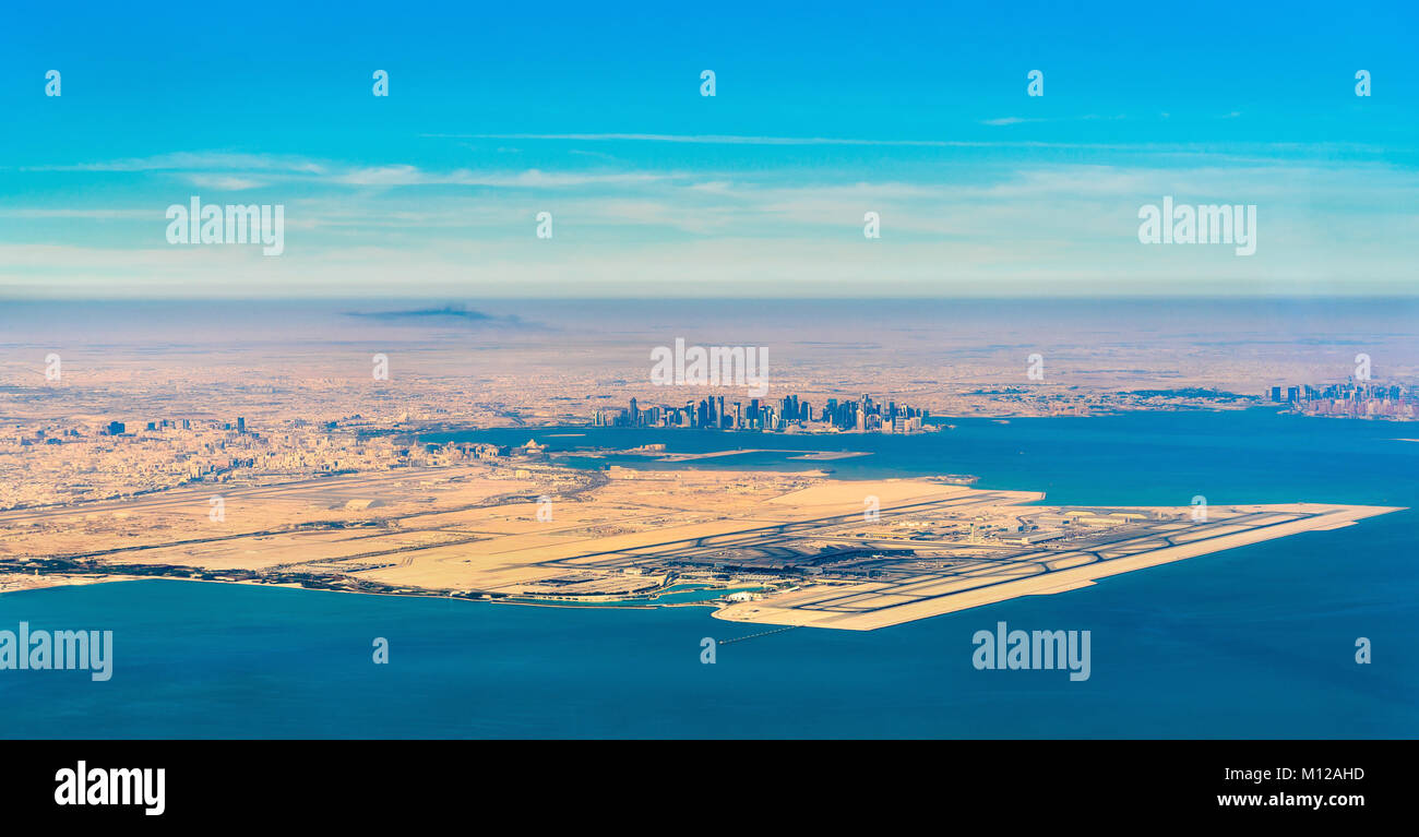 Luftaufnahme von Doha und Hamad International Airport. Katar, im Nahen und Mittleren Osten Stockfoto