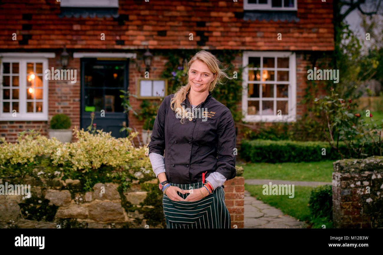 Jodi Kidd und ihr Pub der Half Moon in Kirdford, West Sussex UK Stockfoto