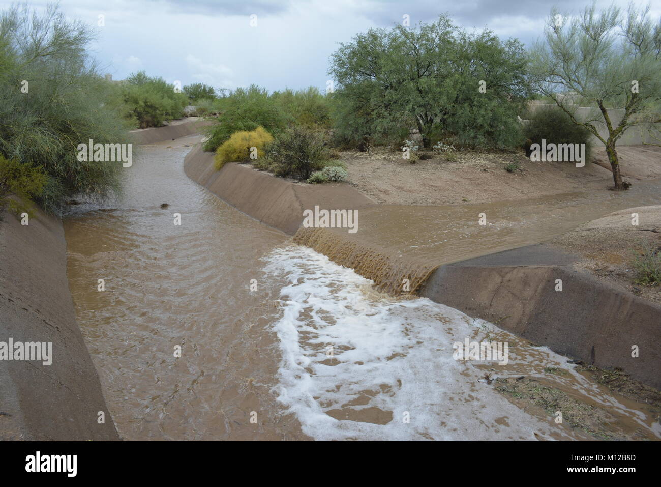 Hochwasser in Sturm Wasser Kanal graben Stockfoto