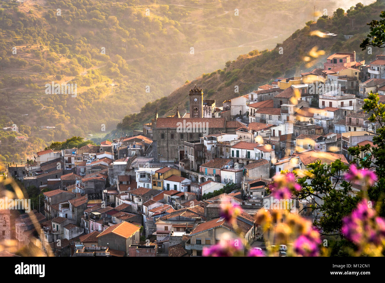 Casalvecchio Siculo - einem kleinen sizilianischen Dorf auf einem Hügel in der Provinz Messina gelegen Stockfoto