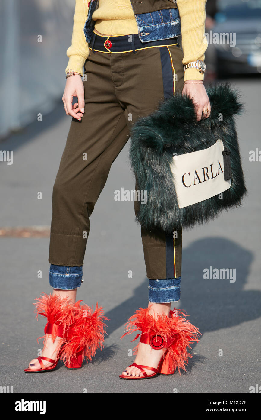 Mailand - Januar 14: Frau mit roten Federn und Fell Prada Schuhe Tasche,  bevor Dsquared2 fashion show, Mailand Fashion Week street style am 14.  Januar 2018 Stockfotografie - Alamy
