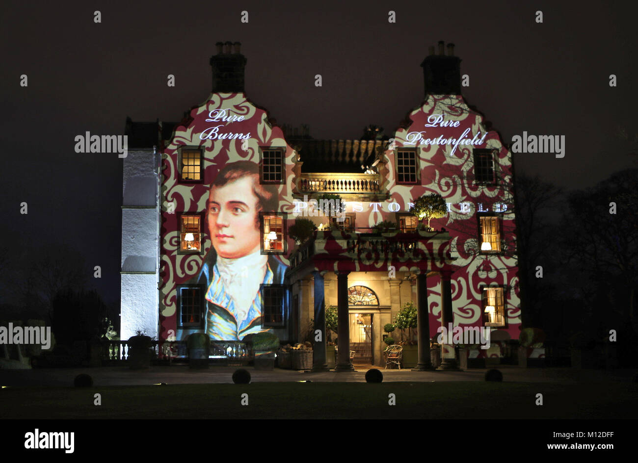 Ein Porträt von Robert Burns ist auf der Vorderseite des Prestonfield Haus in Edinburgh auf Burns Night projiziert. Stockfoto