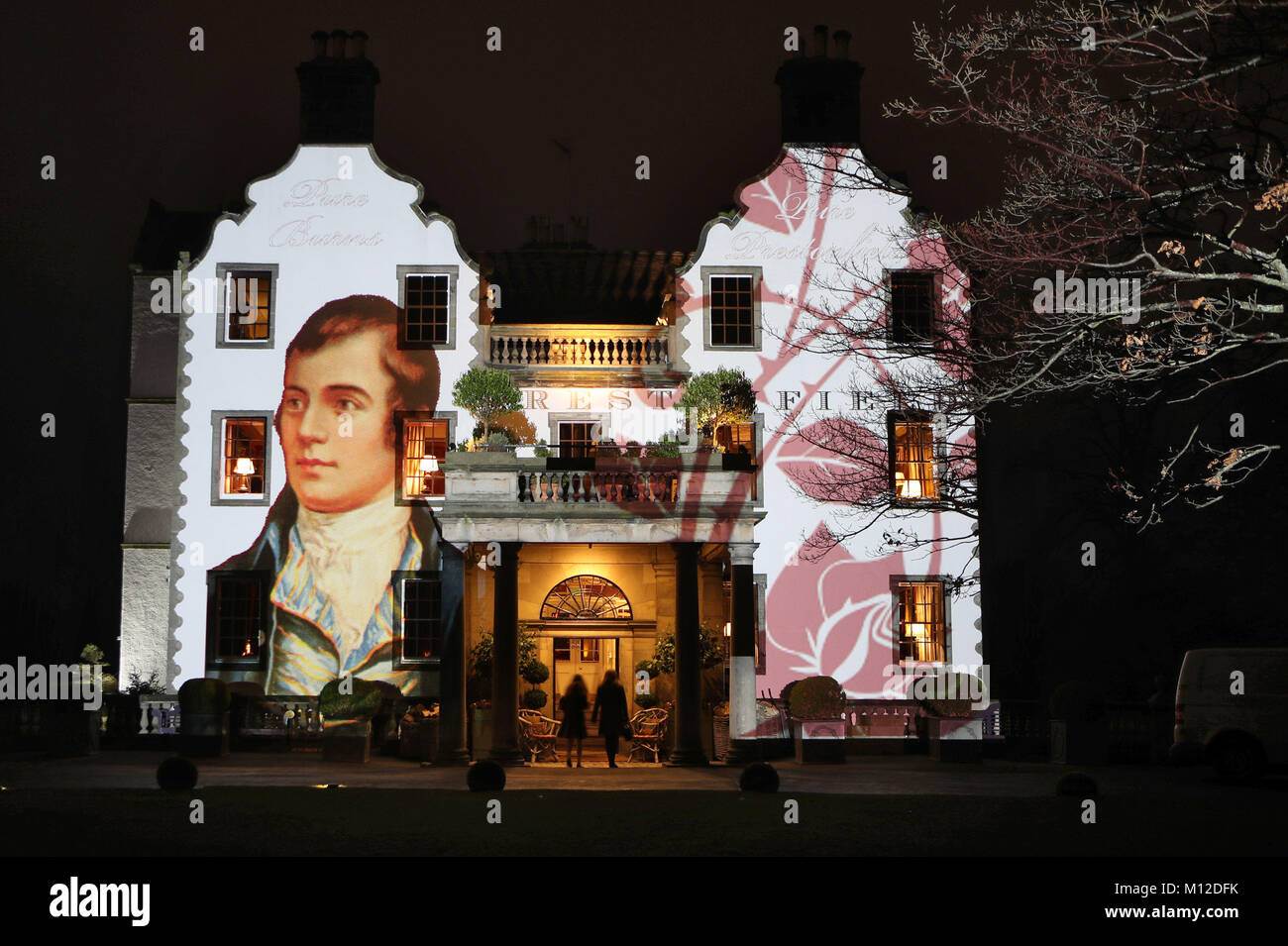 Ein Porträt von Robert Burns ist auf der Vorderseite des Prestonfield Haus in Edinburgh auf Burns Night projiziert. Stockfoto