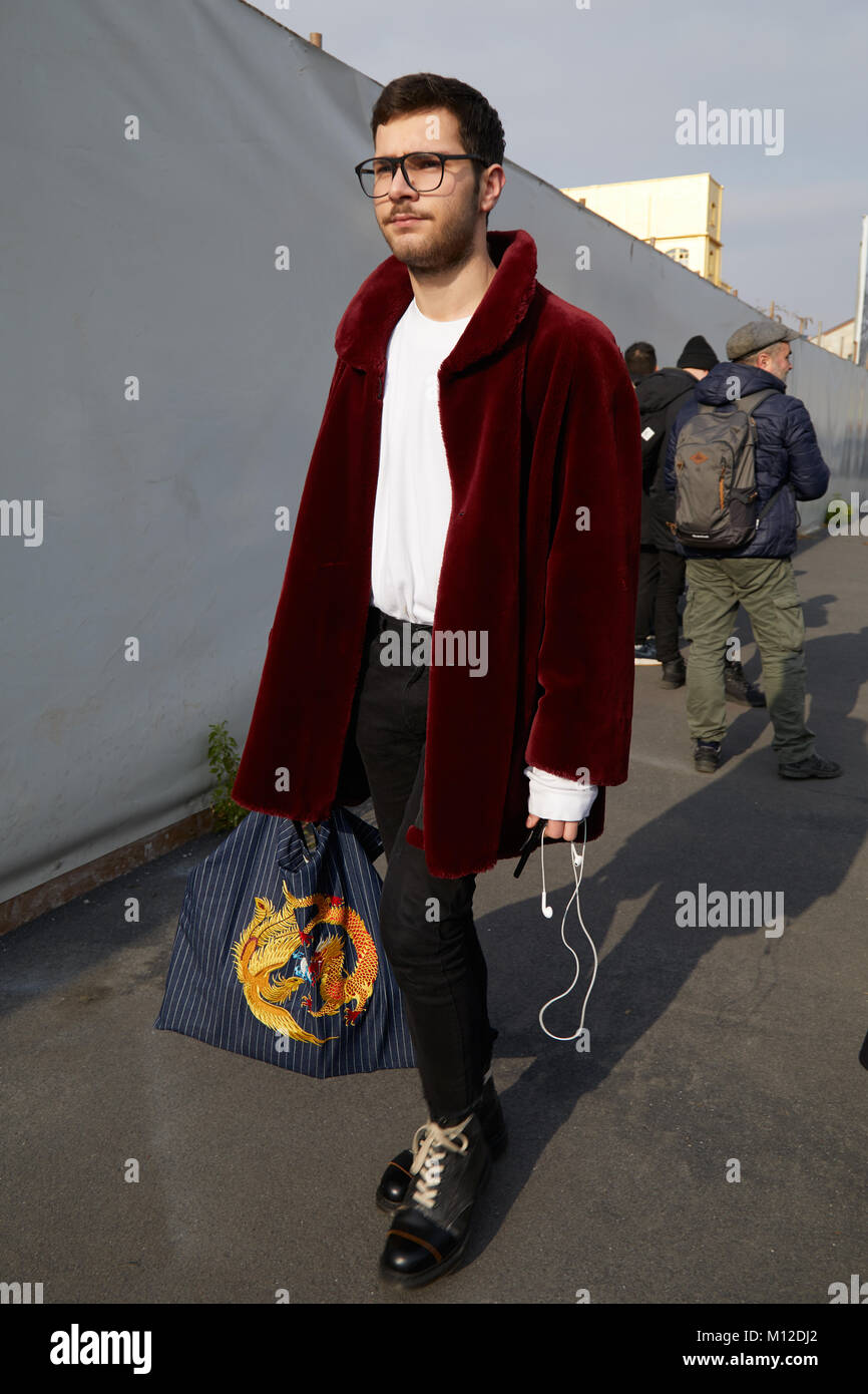 Mailand - Januar 14: Mann mit dunklen roten Pelzmantel und Tasche mit Golden Dragon tote vor Dsquared2 fashion show, Mailand Fashion Week street style Janu Stockfoto