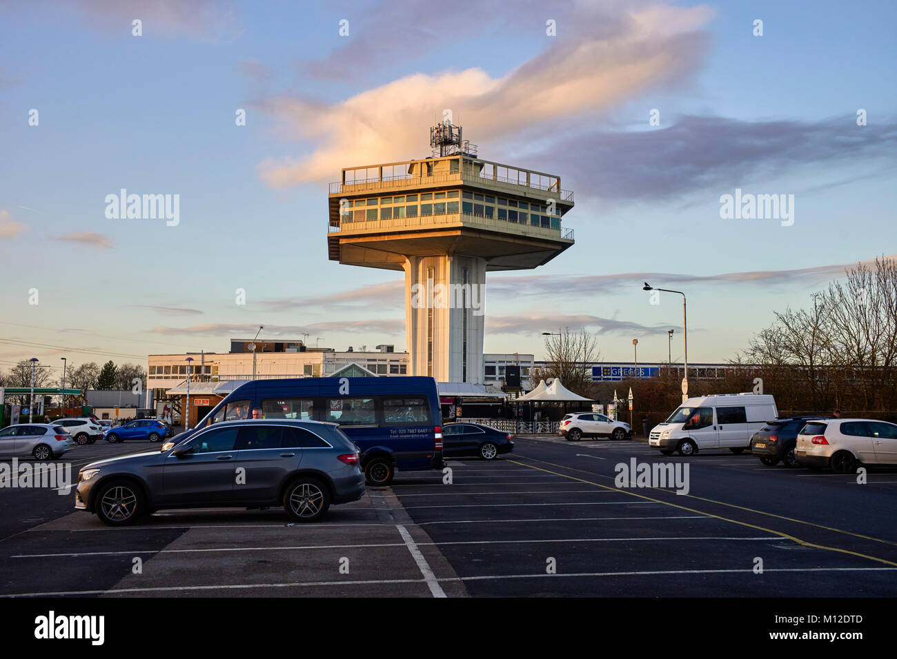 Forton Service Station auf der Fahrbahn in Richtung Norden der M6 in der Nähe von Lancaster mit seiner denkmalgeschützten Turm 1965 erbaut Stockfoto