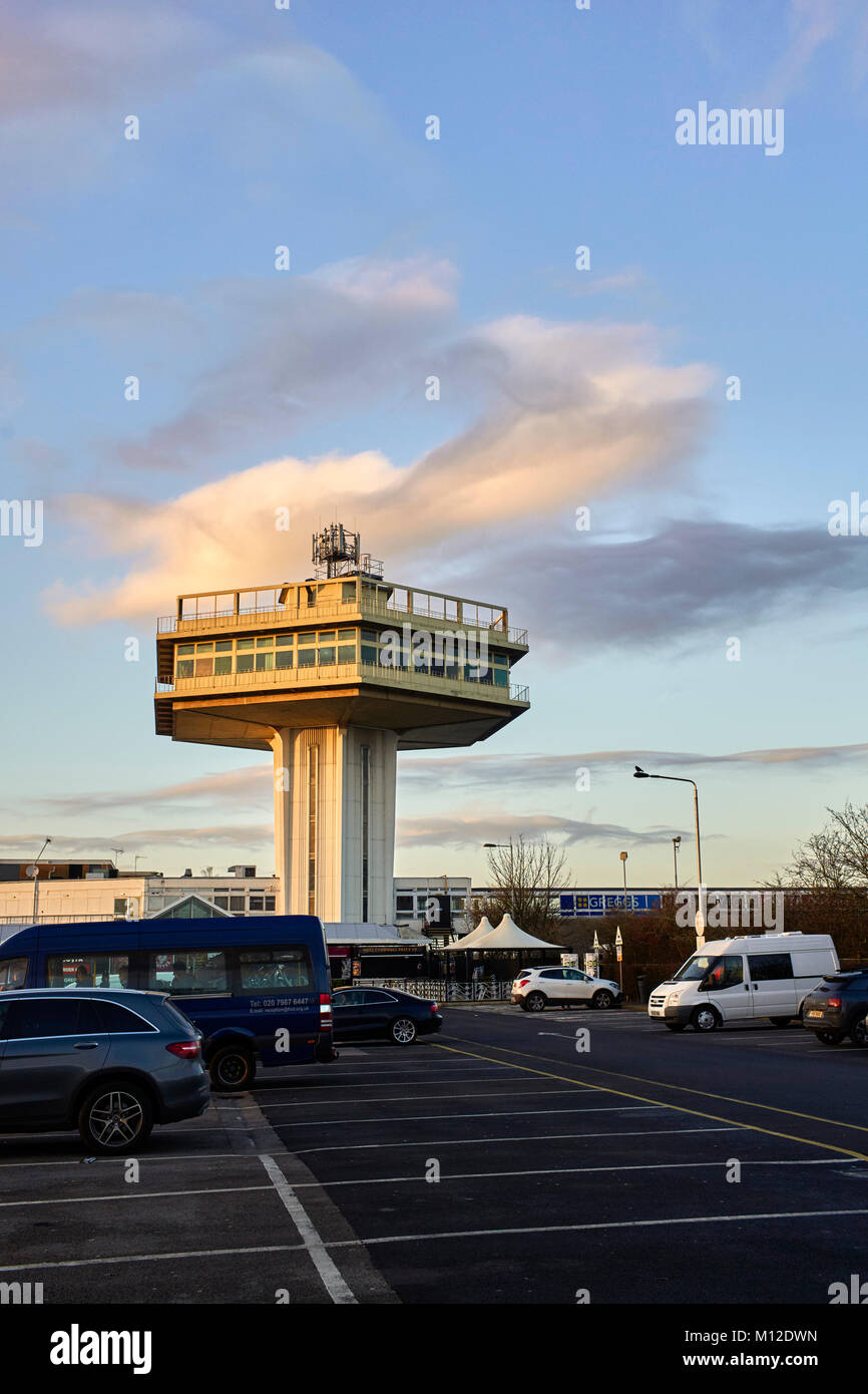 Die Güteklasse II Tower im Lancaster Forton Dienstleistungen auf der Autobahn M6 Richtung Norden aufgeführt Stockfoto