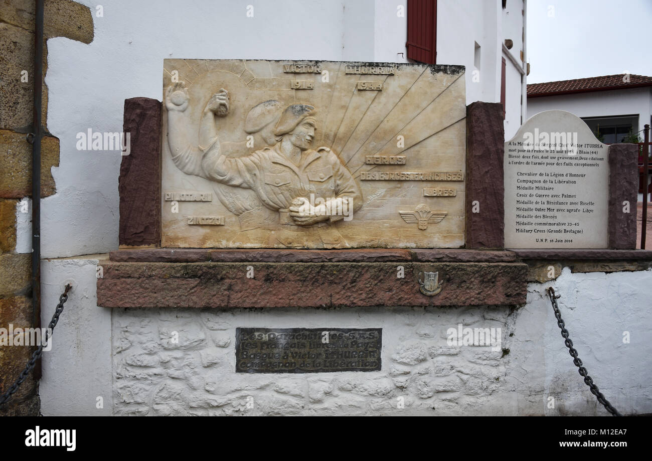 Victor Hôtel Ithurria Memorial, der Held der Freien französischen Streitkräfte durch Real Del Sarte Bildhauer, Sare, Pyrénées-atlantiques, Nouvelle-Aquitaine, Frankreich, Europa Stockfoto