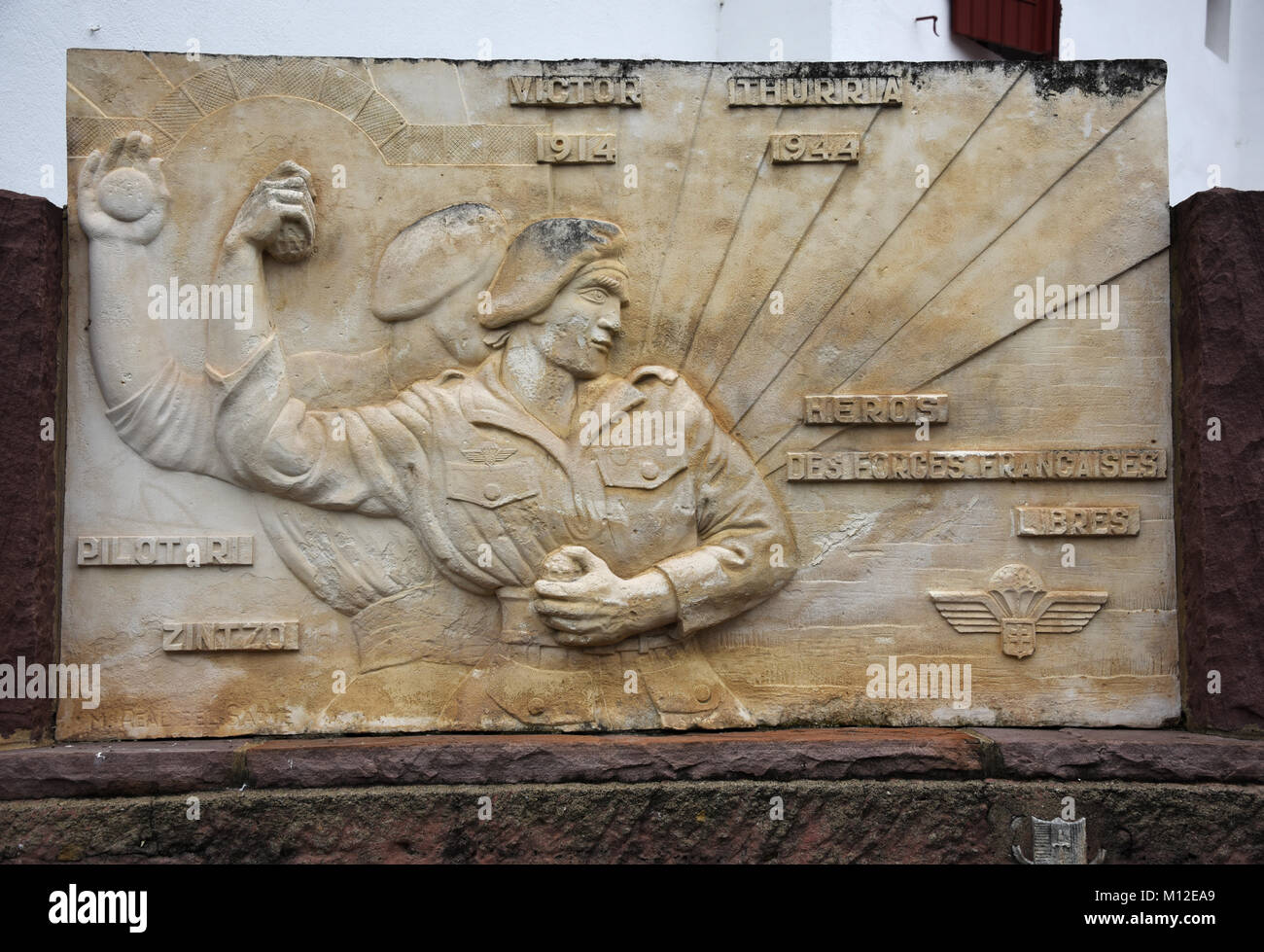 Victor Hôtel Ithurria Memorial, der Held der Freien französischen Streitkräfte durch Real Del Sarte Bildhauer, Sare, Pyrénées-atlantiques, Nouvelle-Aquitaine, Frankreich, Europa Stockfoto