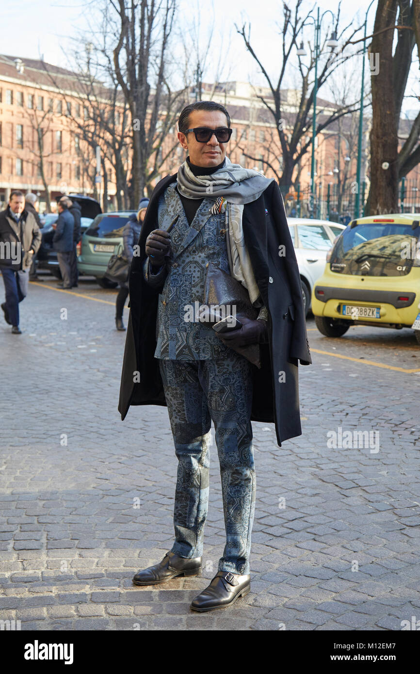 Mailand - Januar 14: Elegante Mann mit blauen Anzug und grauen Schal vor dem Daks-fashion show, Mailand Fashion Week street style am 14. Januar 2018 Stockfoto