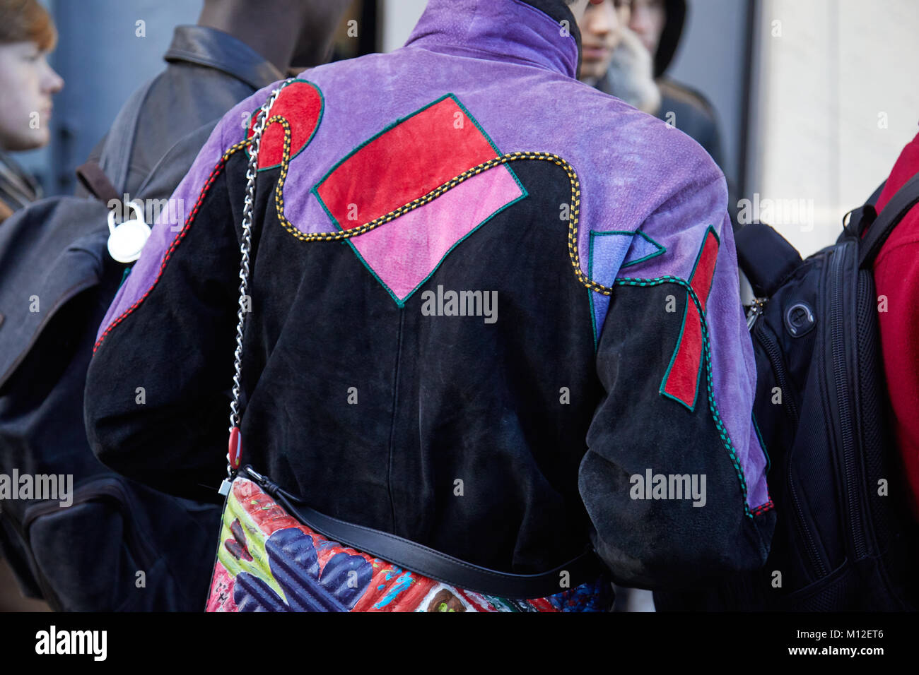 Mailand - Januar 14: Mann mit Violett, Schwarz und Rot Wildleder Jacke vor der Daks-fashion show, Mailand Fashion Week street style am 14. Januar 2018 in Mailand Stockfoto