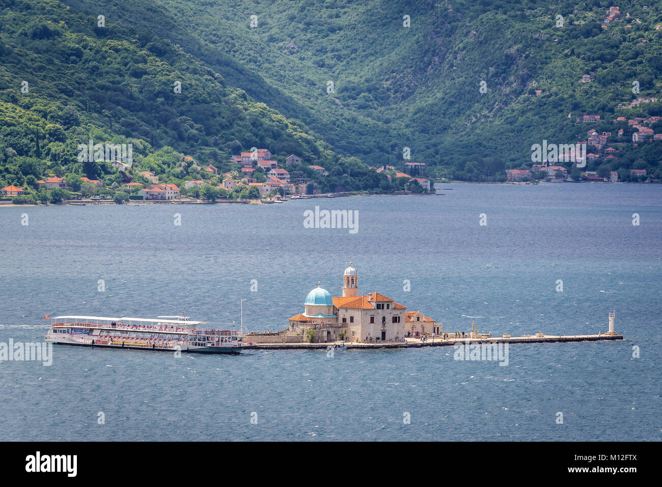 Unsere Liebe Frau von den Felsen der Insel, eine der zwei kleinen Inseln vor der Küste von Perast Stadt in der Bucht von Kotor, Montenegro Stockfoto