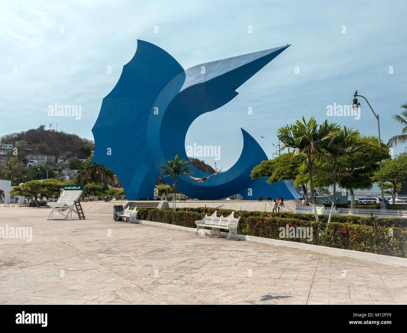 Riesige blaue Sailfish Memorial Statue Monumento al Pez Vela nach Künstler Sebastian auf der Uferpromenade am Manzanillo, Mexiko Stockfoto