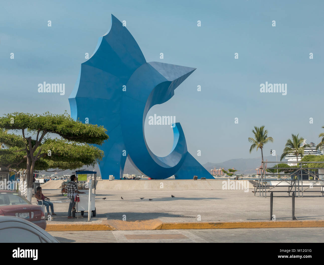 Riesige blaue Sailfish Memorial Statue Monumento al Pez Vela nach Künstler Sebastian auf der Uferpromenade am Manzanillo, Mexiko Stockfoto