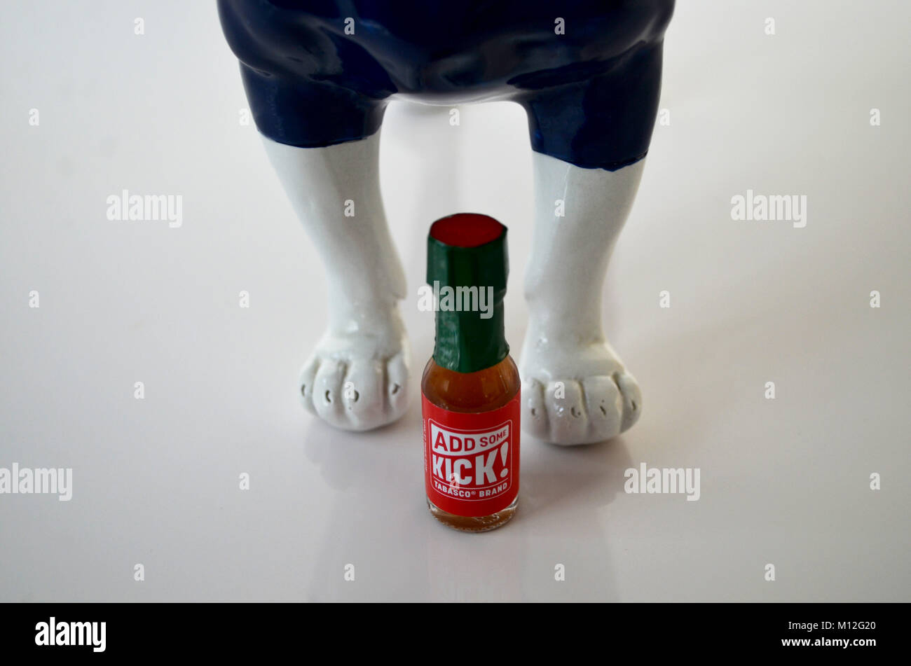 Tabasco Sauce Flasche auf weißem Hintergrund Stockfoto
