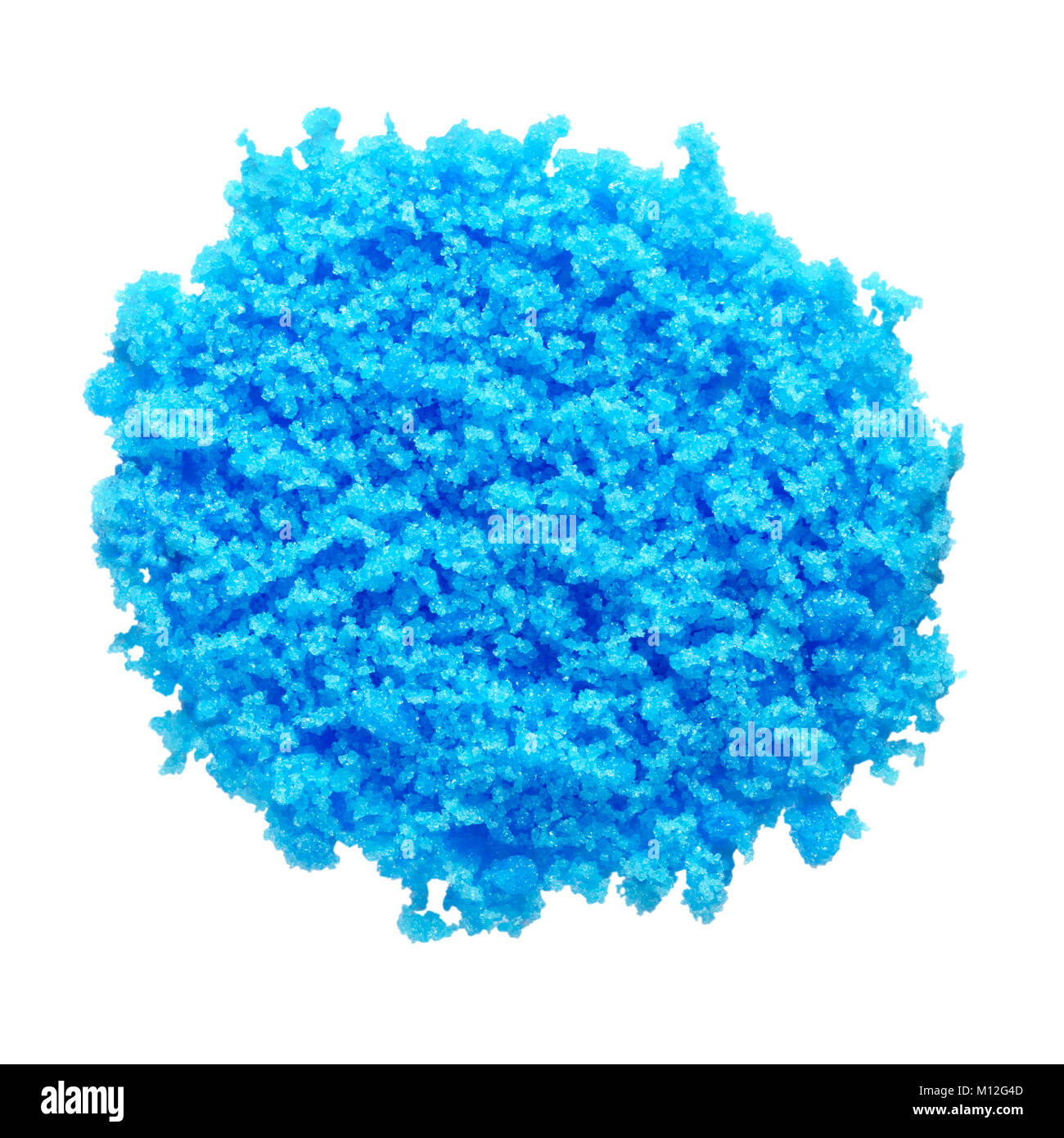 Cupric Sulfat isoliert auf Weiss. Helle, blaue Kupfersulfat, CuSO4, auch als Blue vitriol oder Blaustein. Salz. Foto. Stockfoto