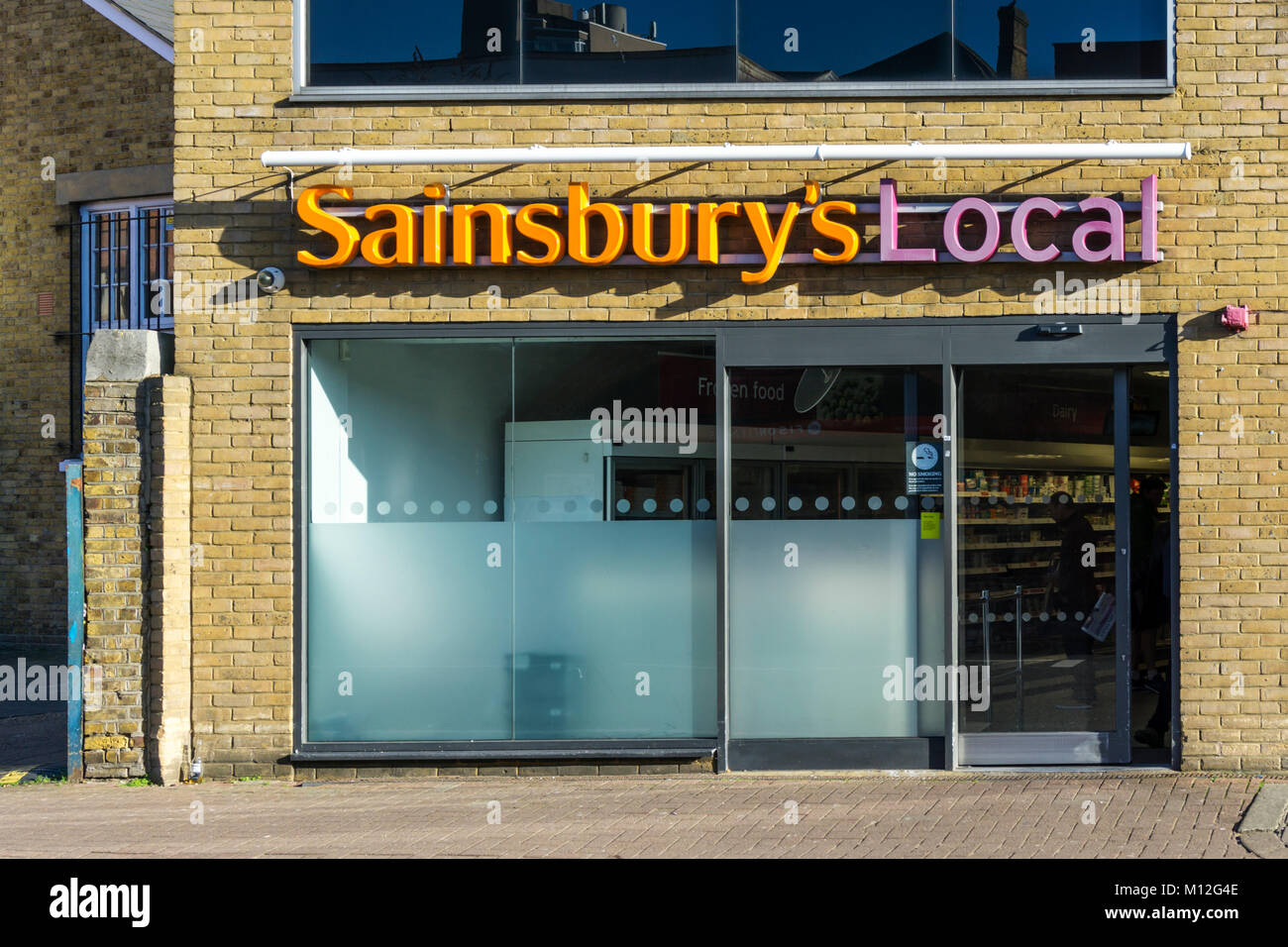Eine Filiale von Sainsbury's Lokalen. Eine kleine, lokale Sainsbury Supermarkt im Süden Londons. Stockfoto