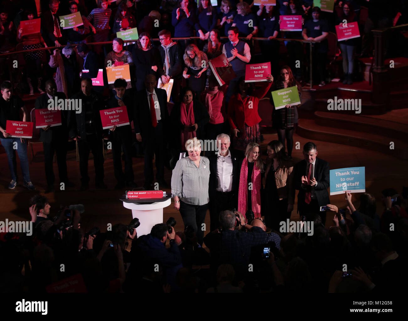 Der Führer der Jeremy Corbyn (2. links) tritt Jonathan Ashworth MP (rechts), Schatten Gesundheitsminister, und andere Redner auf der Bühne am Ende der Rallye am Westminster Central Methodist Hall in London, zu fordern, dass die Regierung führt ein Not-Budget für das NHS im Winter Krise zu beenden. Stockfoto