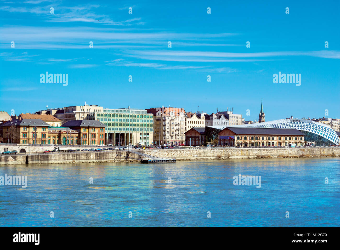 Pester Ufer von Budapest anzeigen einschließlich der Corvinus Universität und Bibliothek, Bálna Kulturzentrum Stockfoto