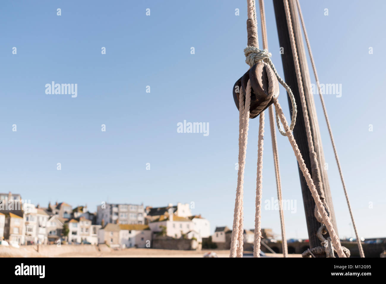 Fischerboote bei Ebbe im Hafen der beliebten Ferienziel, St Ives in Cornwall. Stockfoto