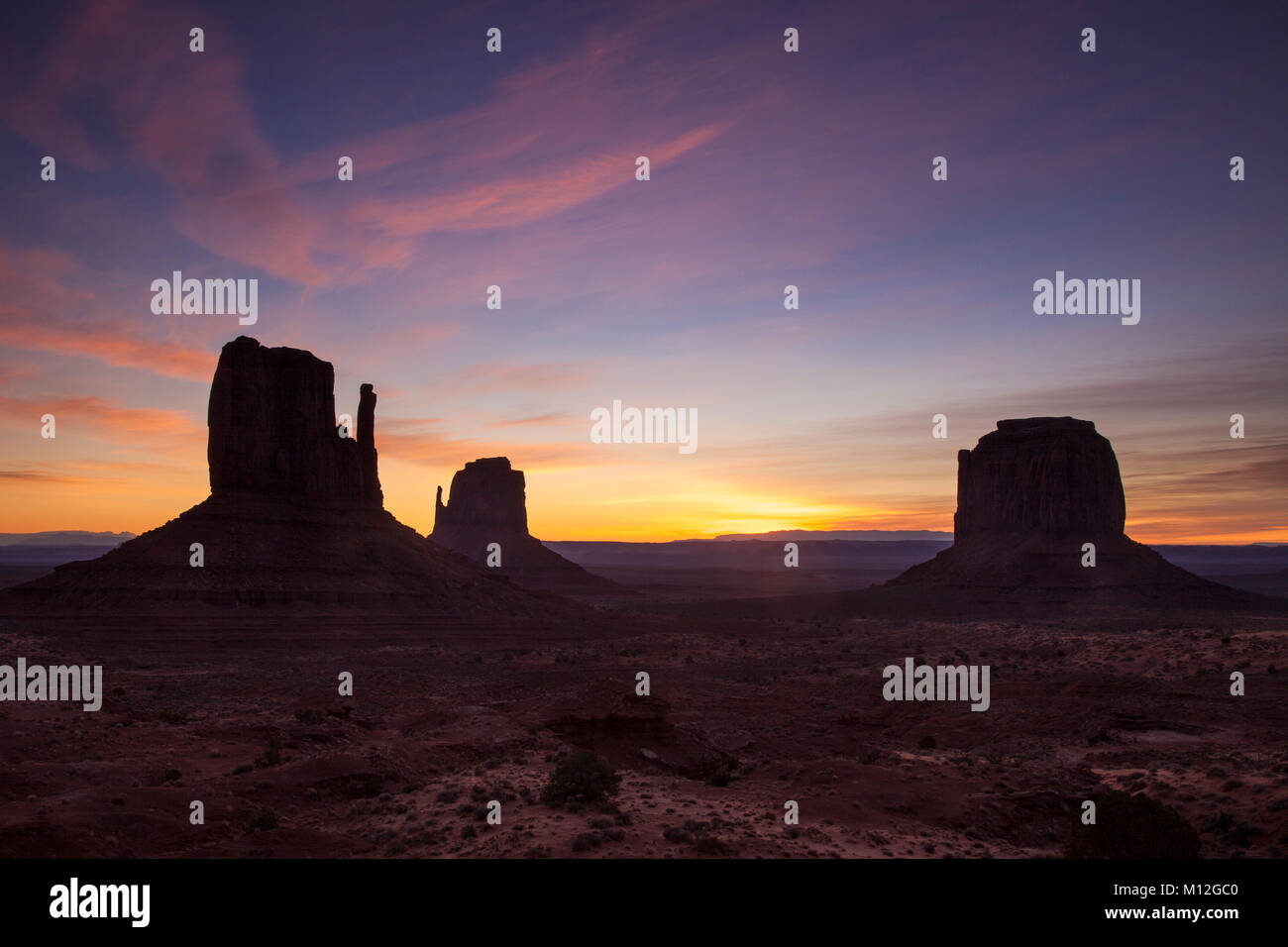 Sonnenaufgang über dem fäustlinge Felsformationen im Monument Valley, Navajo Tribal Park, Arizona, USA Stockfoto