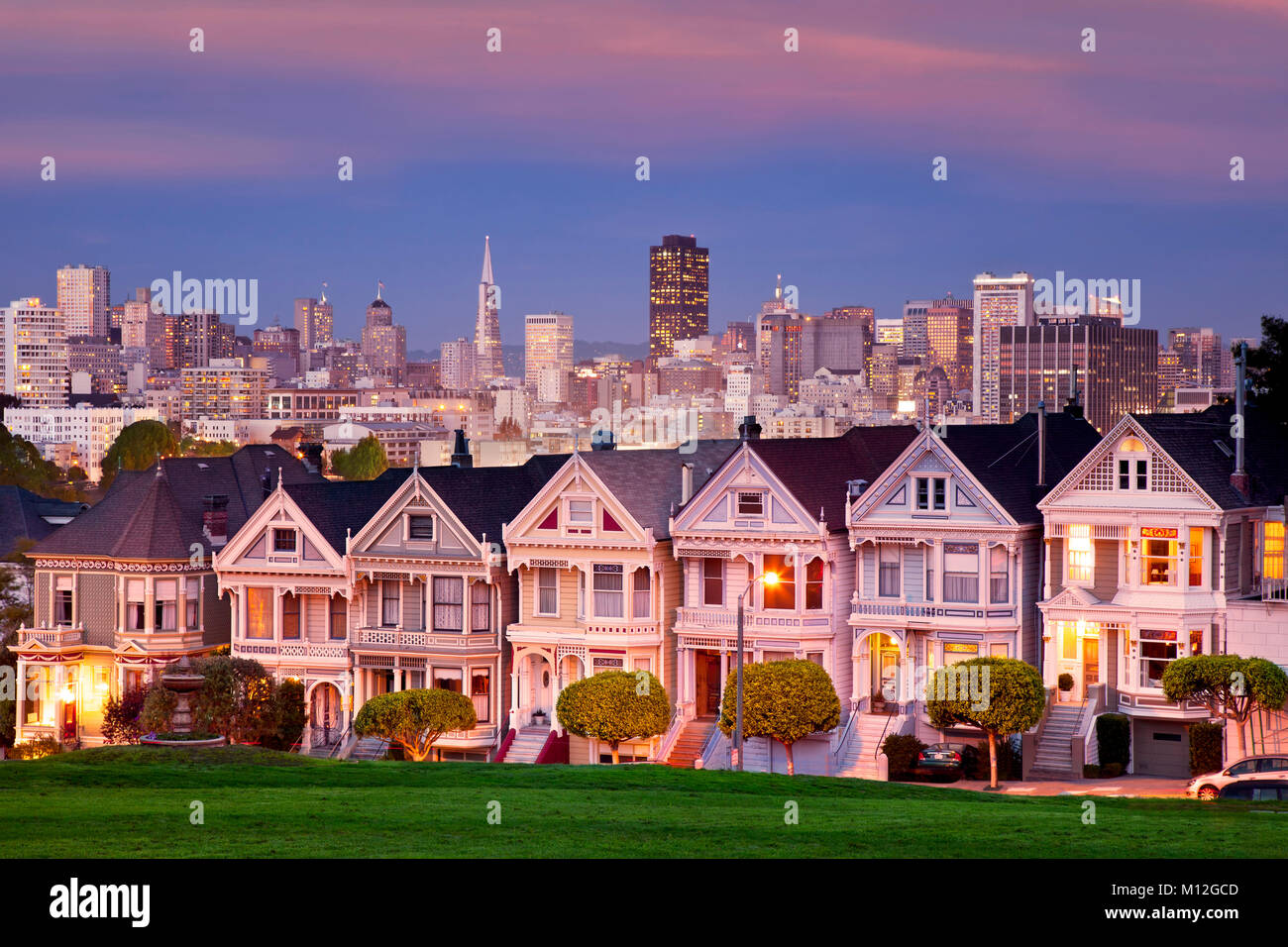 Dämmerung an der Painted Ladies mit Blick auf die Skyline von San Francisco, Kalifornien, USA Stockfoto