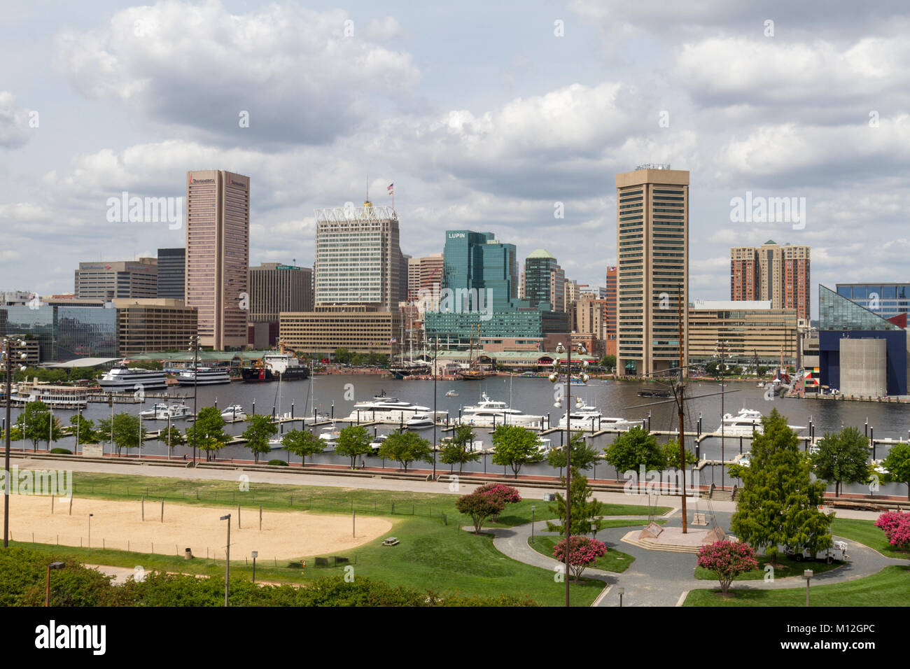 Blick vom Federal Hill Park über Baltimore Inner Harbor Richtung Downtown Baltimore, Maryland, USA. Stockfoto