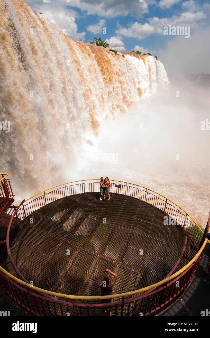 Touristen, die Iguaçu Wasserfälle an der Grenze Brazil-Argentina, Iguaçu Nationalpark, Paraná, Brasilien Stockfoto