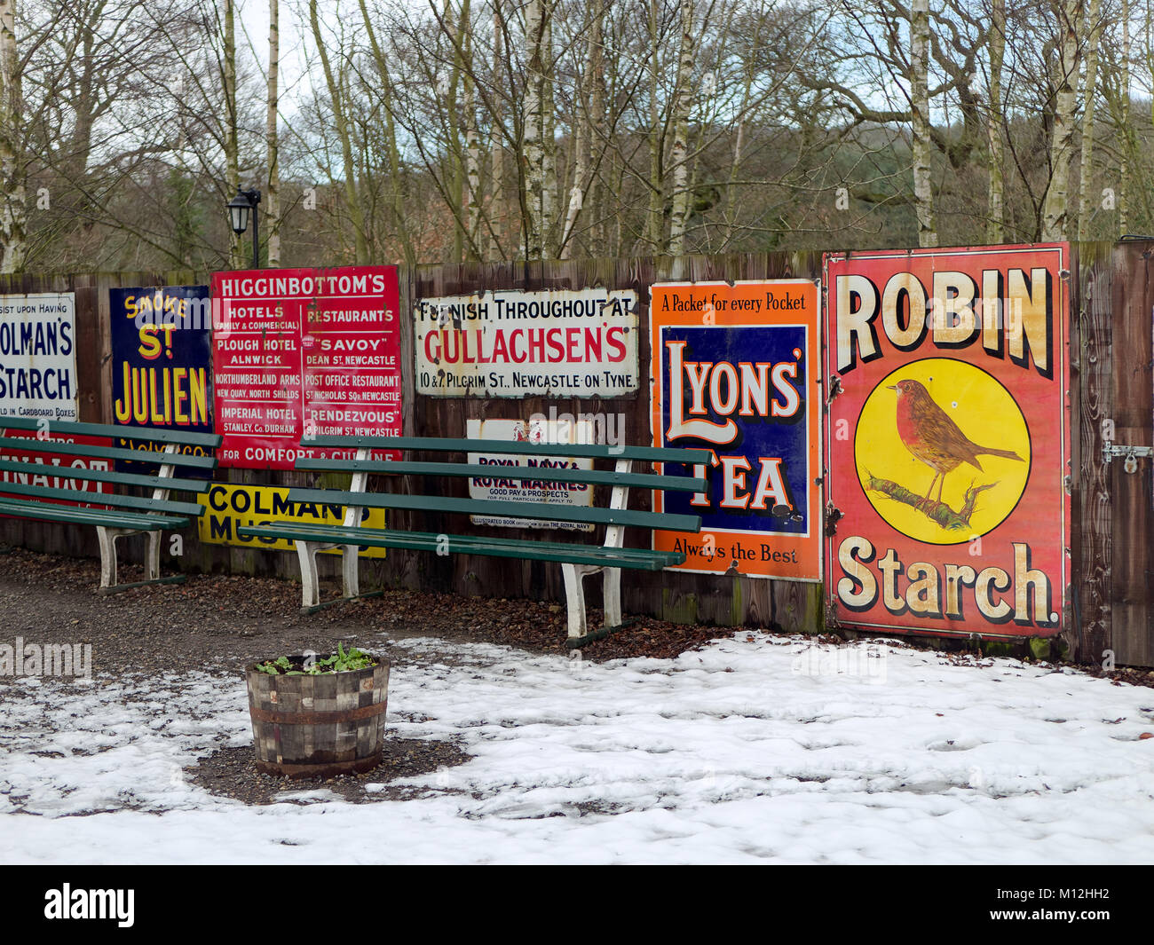 STANLEY, County Durham/UK - Januar 20: Alte Werbeschilder im Norden von England Open Air Museum in Stanley, County Durham am 20. Januar 2018 Stockfoto