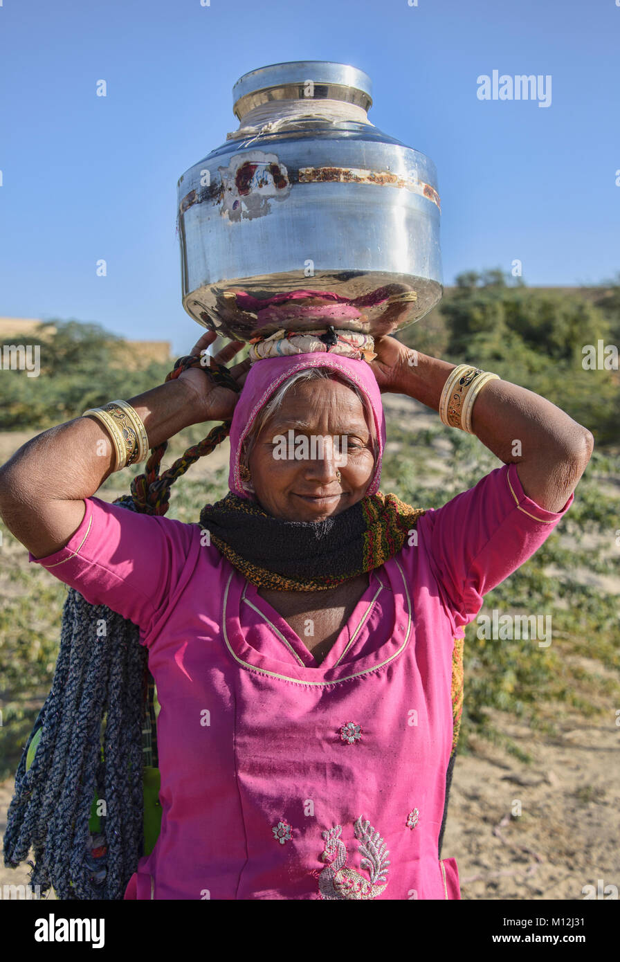 Das Tragen von Wasser in der Wüste, Jaisalmer, Rajasthan, Indien Stockfoto