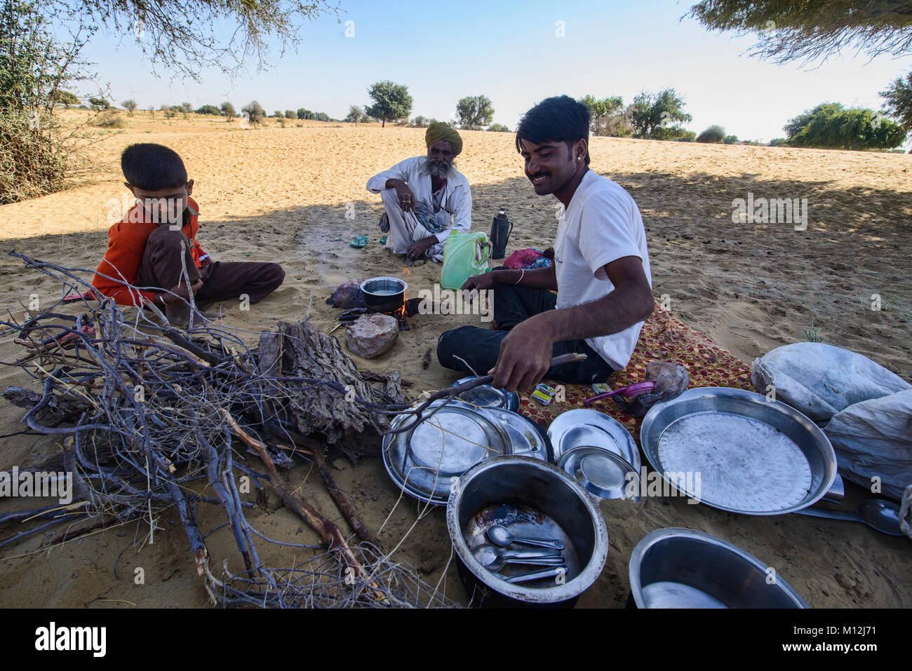 Kochen in der Thar Wüste von Jaisalmer, Rajasthan, Indien Stockfoto