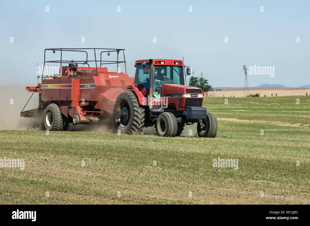 Case International Tractor Pulling ein heston Quaderballenpresse. Goldendale, Washington, USA Stockfoto