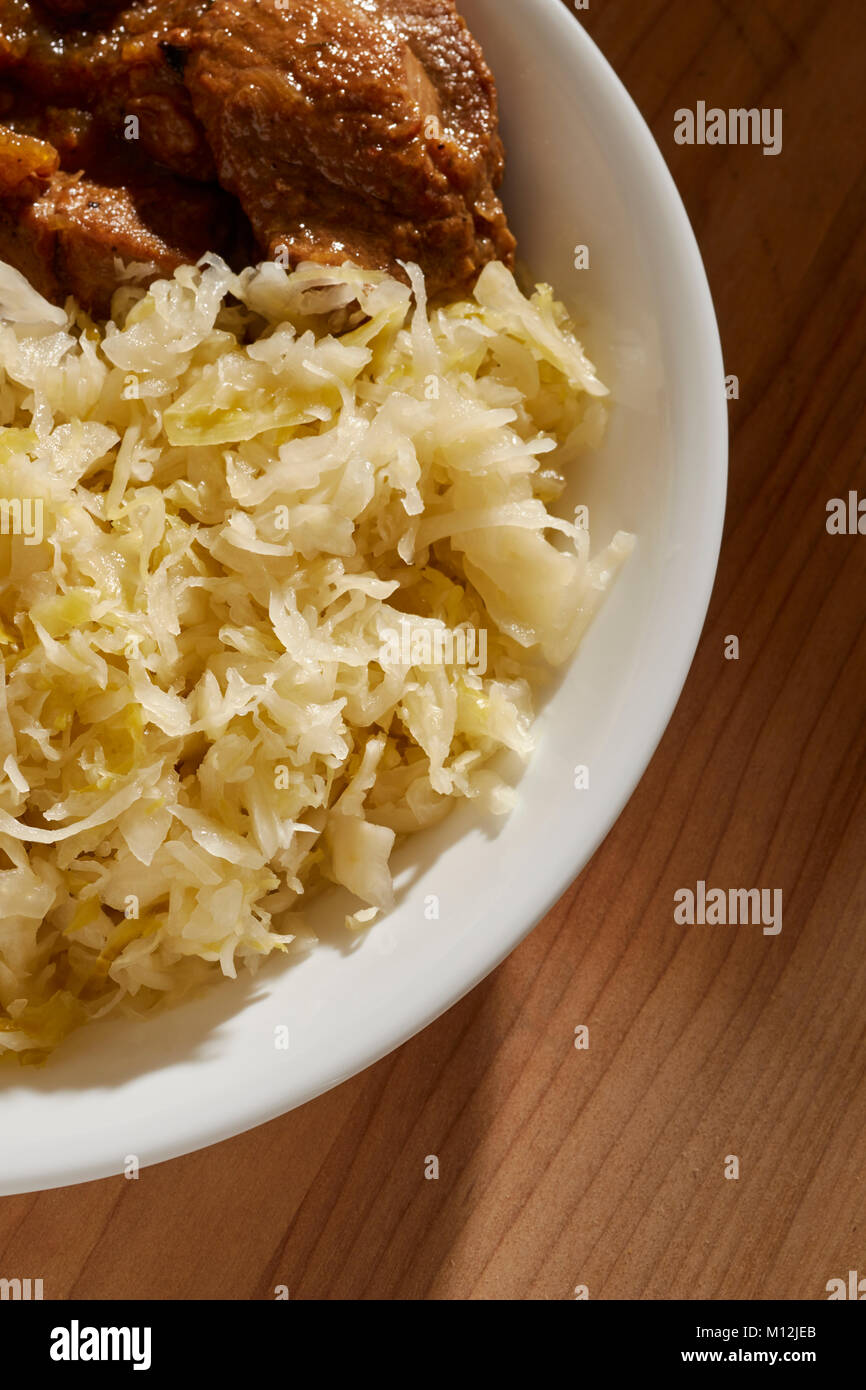 Pennsylvania Dutch style geschmortes Schweinefleisch und Sauerkraut, ein traditionelles Gericht am Neujahrstag Stockfoto