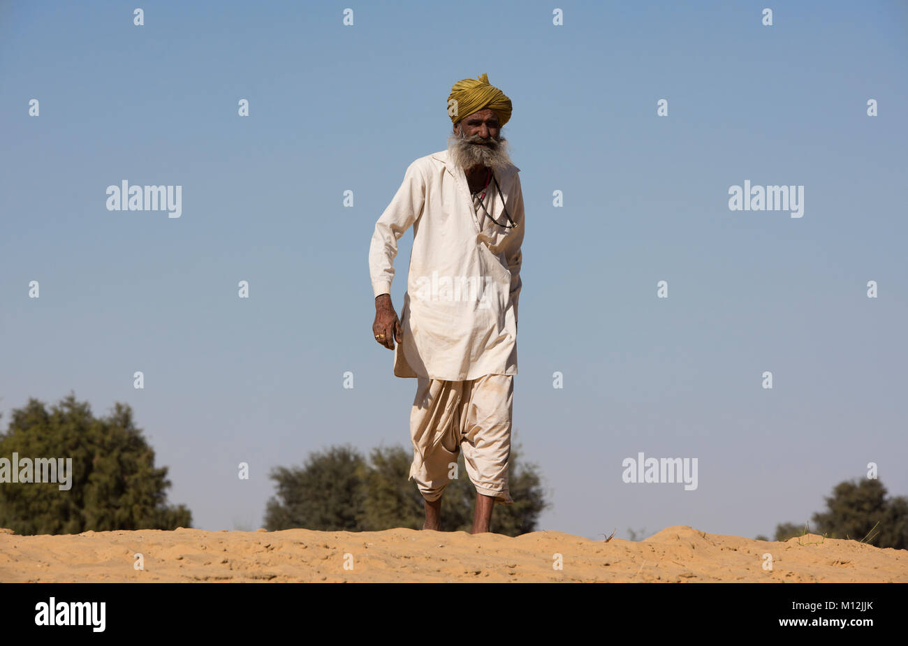 Alter Mann in der Wüste Thar, Rajasthan, Indien Stockfoto