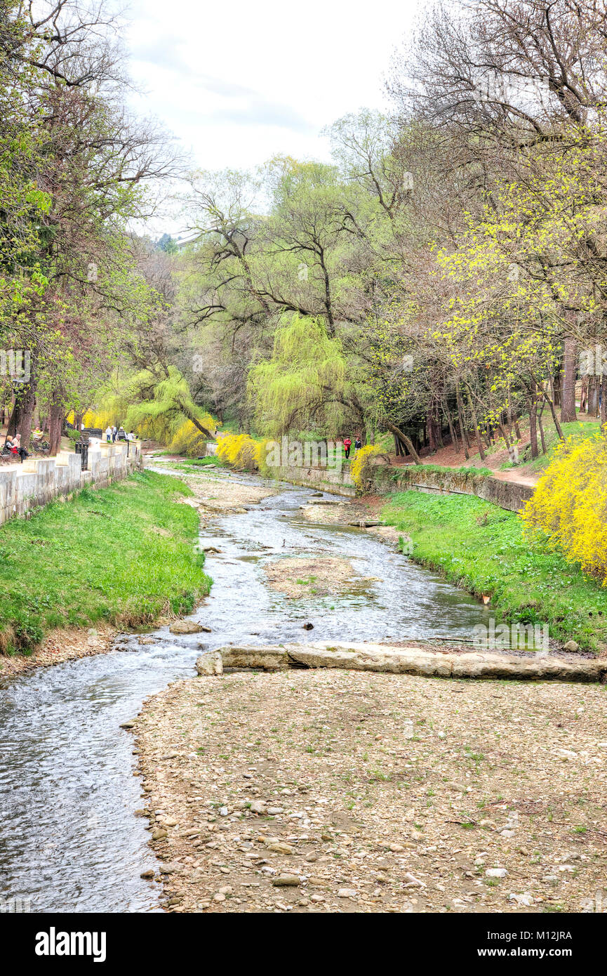 KISLOVODSK, Russland - April 30.2015: Flussbett des Flusses Olkhovka in einen städtischen Park Stockfoto