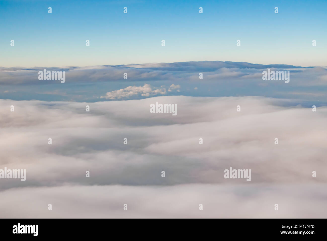 Wolken von oben sieht aus wie eine weiche flauschige Meer gesehen. Stockfoto