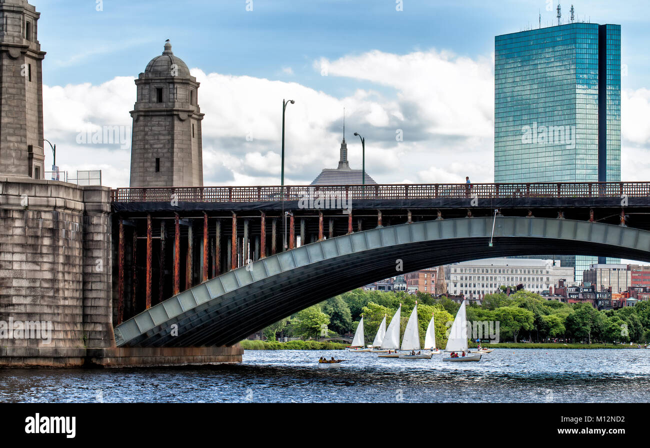 Die historische Longfellow Bridge frames Blick auf Boston und Segelboote auf dem Charles River Stockfoto