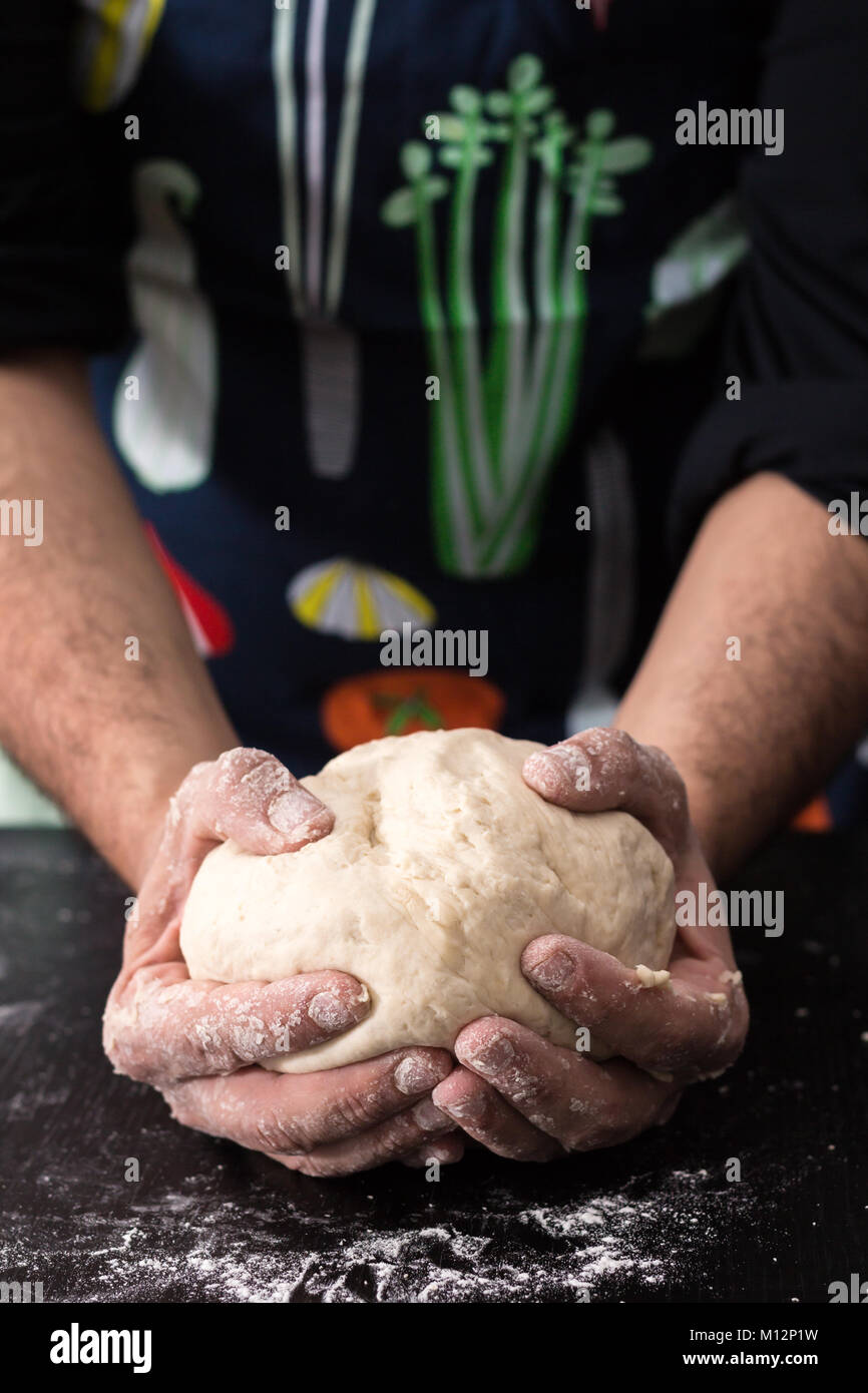 Männliche Hand Ball von Teig, backen Vorbereitung Nahaufnahme. Stockfoto