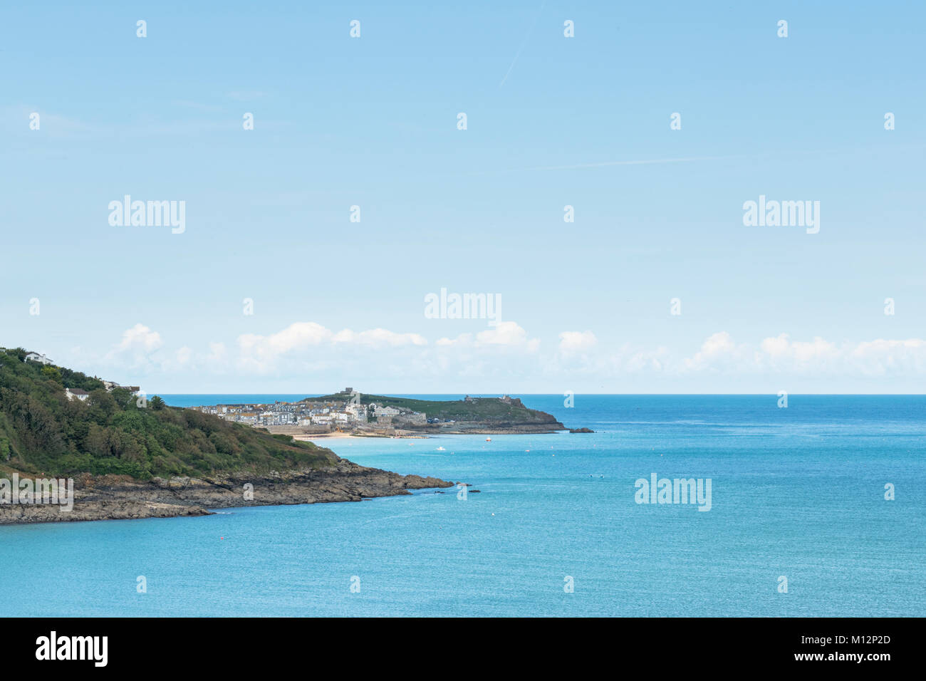 Blick vom Fuß des South West Coast Path rund um die Bucht von St Ives, Cornwall, Großbritannien Stockfoto